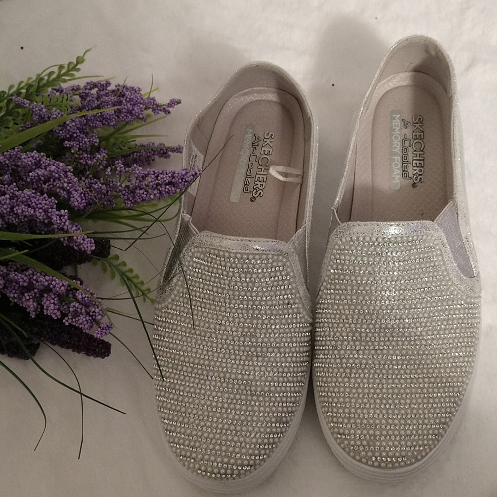 Skechers Silver & Pearl Slip On Sneakers sz 7.5